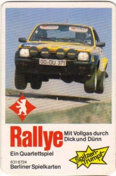 Auf dem Rallye-Autoquartett der Berliner Spielkarten fliegt ein Kadett Rallye über einen Sprunghügel